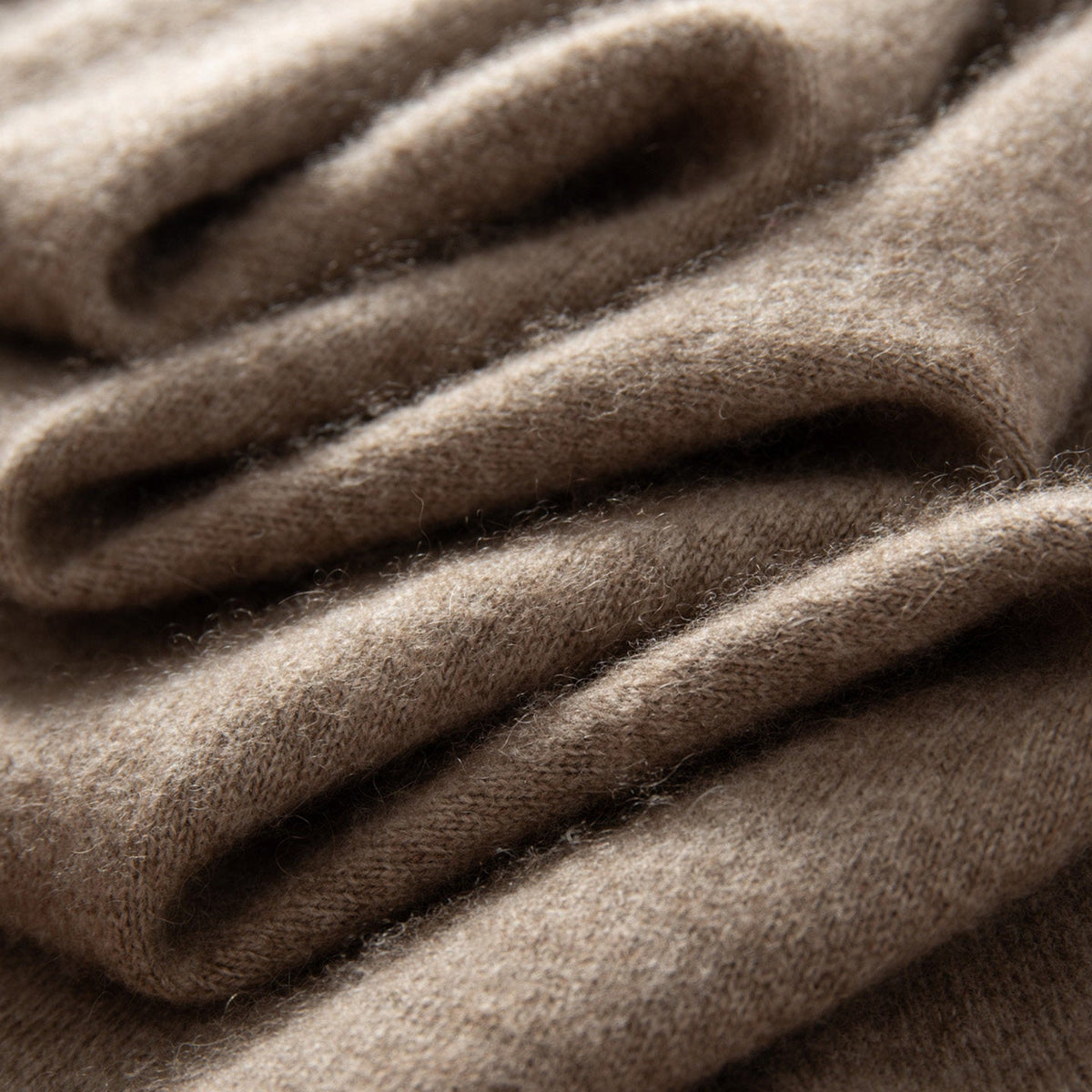 Cashmere joggers in brown, knit close-up