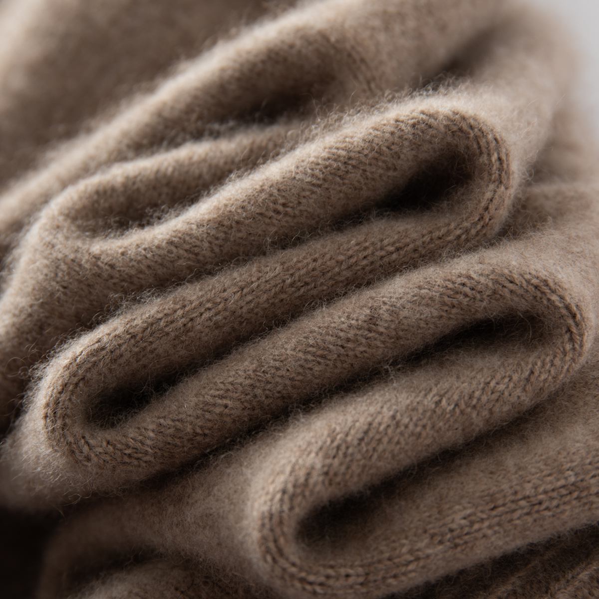 Cashmere drawstring trousers in brown, close-up of the soft brushed knit
